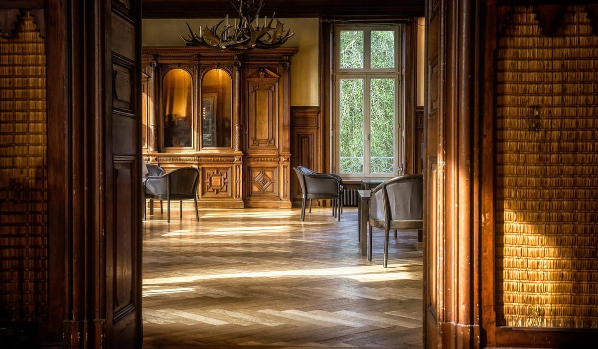 Deep Cleaning Carpets and Upholstery in Family Homes